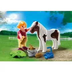 Enfant avec poney