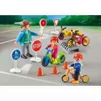 Enfants avec agent de sécurité routière