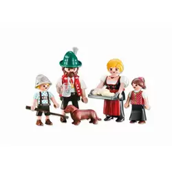 Famille avec tenues traditionnelles bavaroises