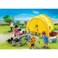 Famille et tente de camping