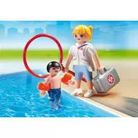 Maitre nageur avec enfant