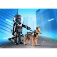 Policier des forces spéciales avec chien