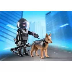 Policier des forces spéciales avec chien