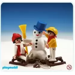 2 enfants et bonhomme de neige