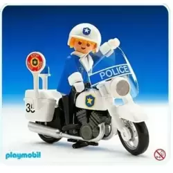 Policier  sur sa moto