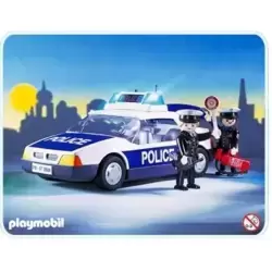 Policiers et voiture de police