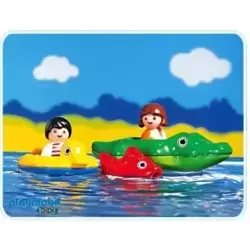 Enfants et bateau crocodile