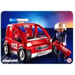 Capitaine pompier et véhicule