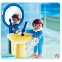 Enfant avec lavabo et miroir