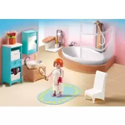 Salle de bains avec baignoire et pare-douche