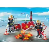 Pompiers avec matériel d'incendie