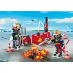 Pompiers avec matériel d'incendie