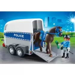 Policière avec cheval et remorque