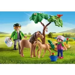 Vétérinaire avec enfant et poneys