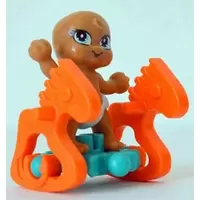 Bébé sur cheval à bascule orange