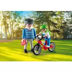 Grand-père et garçon à bicyclette