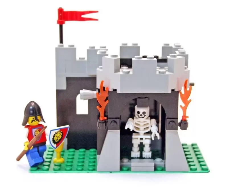 LEGO Castle - Skeleton Surprise