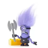 Minion violet avec hache