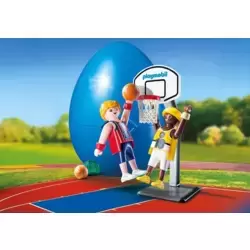 Joueurs de Basket-ball avec panier