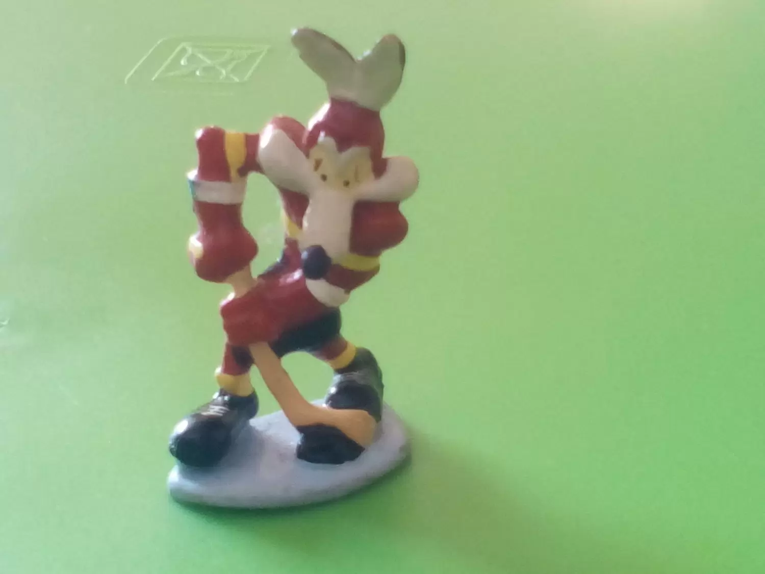 Sirop Fruiss : Warner Bros - Looney Tunes - Vil Coyote joue au hockey sur glace