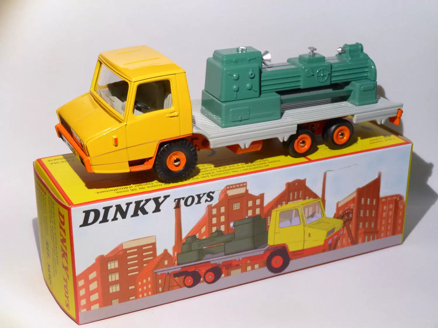 Atlas - Classic Dinky Toys Collection - BERLIET Stradair Plateau Machine Outil (Jaune - Gris)