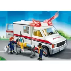 Ambulance avec gyrophare et sirène