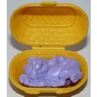 Ours violet dans panier jaune