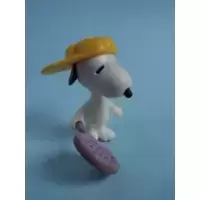 Snoopy avec raquette de tennis casquette jaune