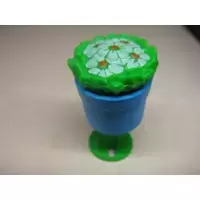 Taupe dans pot de fleur bleu