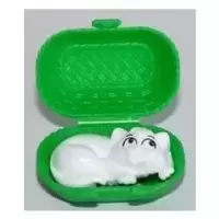 Chat blanc dans panier vert