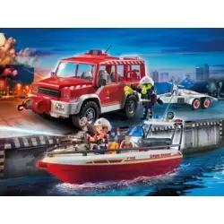 Fire-fighting vehicle with extinguishing boat