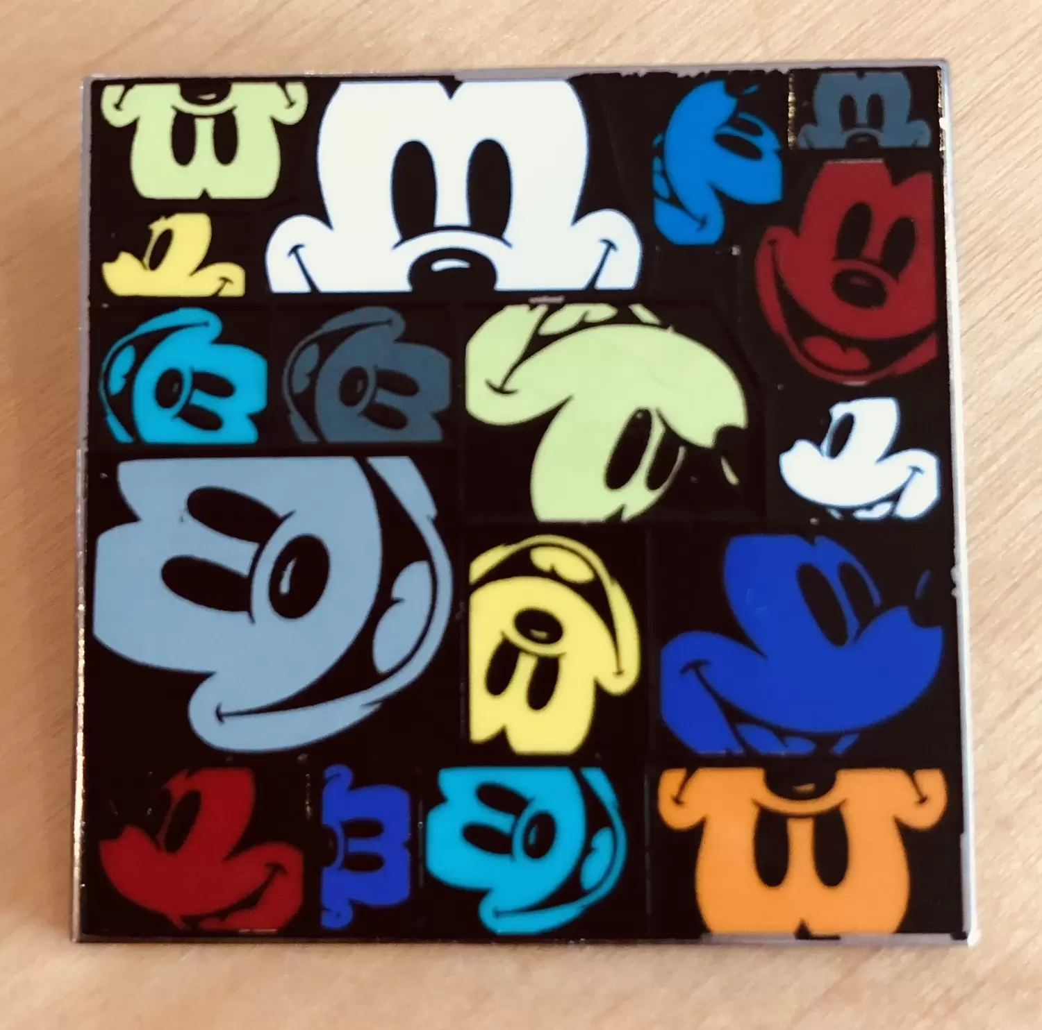 Disney - Pins Open Edition - Têtes Mickey Carré coloré