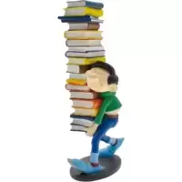 Gston portant une pile de livres