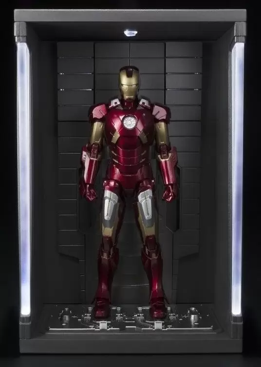 S.H. Figuarts Marvel - Iron Man Mark VII and Hall of Armor Set