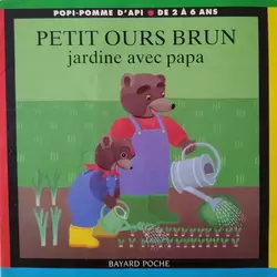 Petit ours brun jardine avec papa