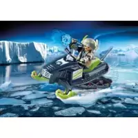 Rebelle arctique et scooter des neiges