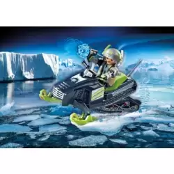 Rebelle arctique et scooter des neiges