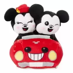 Mickey et Minnie en voiture rouge