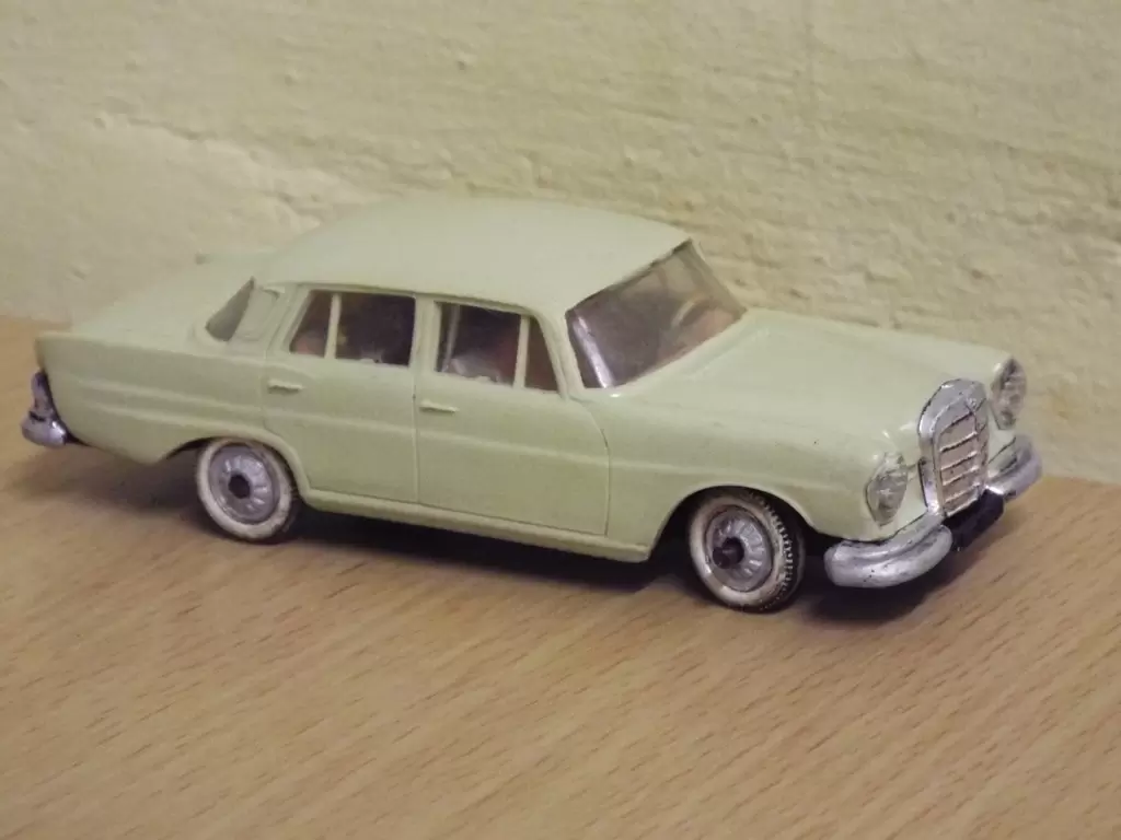 Les anciennes Norev - Mercedes Benz 220 SE