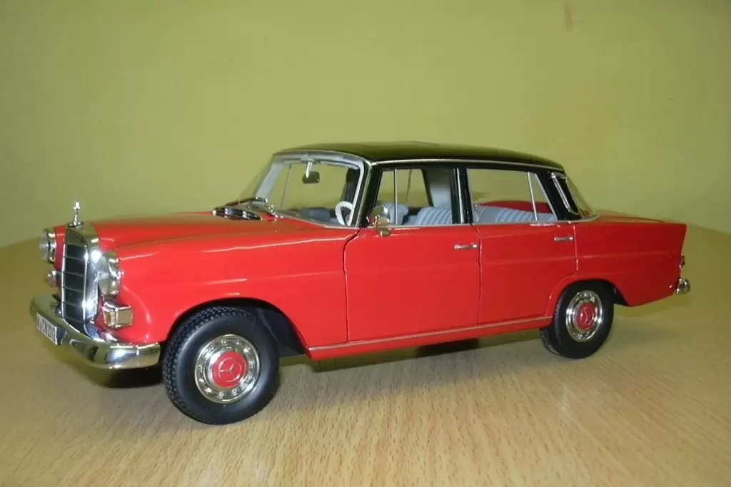 Norev Collection 1/18 - Mercedes Benz 200 [W110] - Model Car World Exclusive Limited Edition