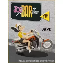 Josie... et sa HARLEY-DAVIDSON 883 Sportstrack