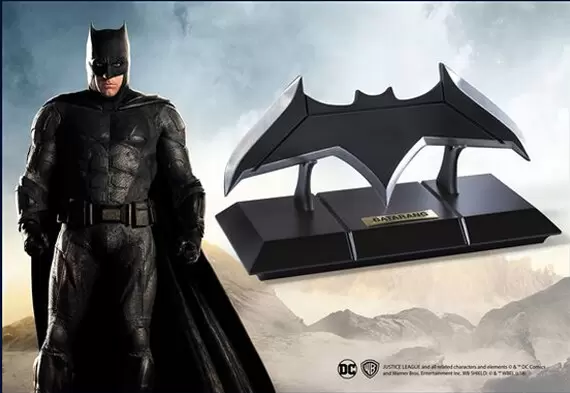 The Noble Collection : DC Comics - Batman Batarang and Display