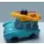 Voiture bleue et planche de  surf