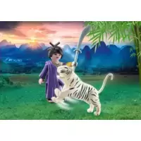 Combattante asiatique avec tigre blanc