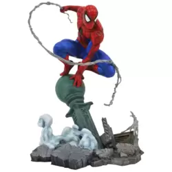 Spider-Man On Lampost - Marvel Gallery