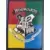 Harry Potter Le Manuel du Sorcier - 2021 - Le Blason de Poudlard regroupe les emblèmes de ses quatre maisons : le lion pour Gryffondor, le blaireau pour Poufsouffle, l\'aigle pour Serdaigle et le serpent pour Serpentard