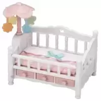 Le lit de bébé et mobile