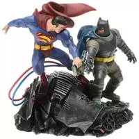 Batman The Dark Knight Returns - Batman Vs Superman Mini Statue