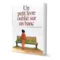 Un petit livre oublié sur un banc